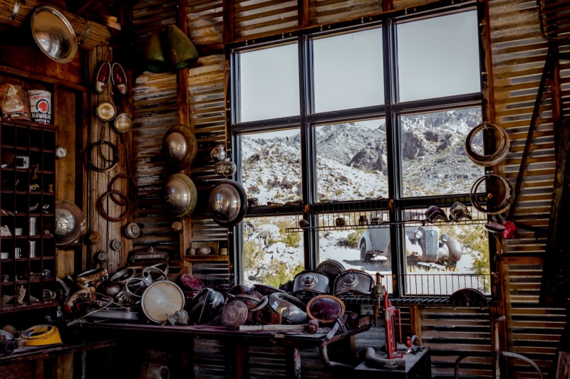 cordonnerie-ST SAUVEUR SUR TINEE-min_shop_window_part_junk_abandoned-138873